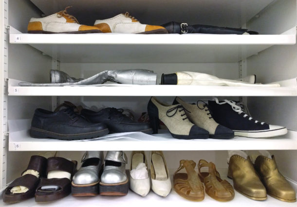 选择的鞋从1940年代- 1990年代被收购的地毯式的展览
