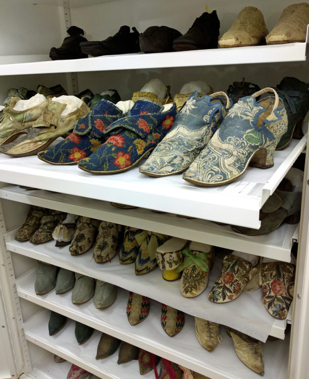 仓储货架的女性鞋子约会c.1700 - 1750