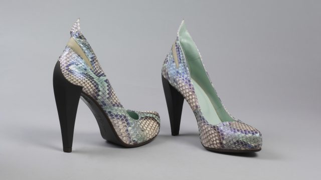一双鞋，绿松石蛇皮高跟鞋，“Spock A3”，2010春夏，Atalanta Weller，英国设计，葡萄牙制造，2010。