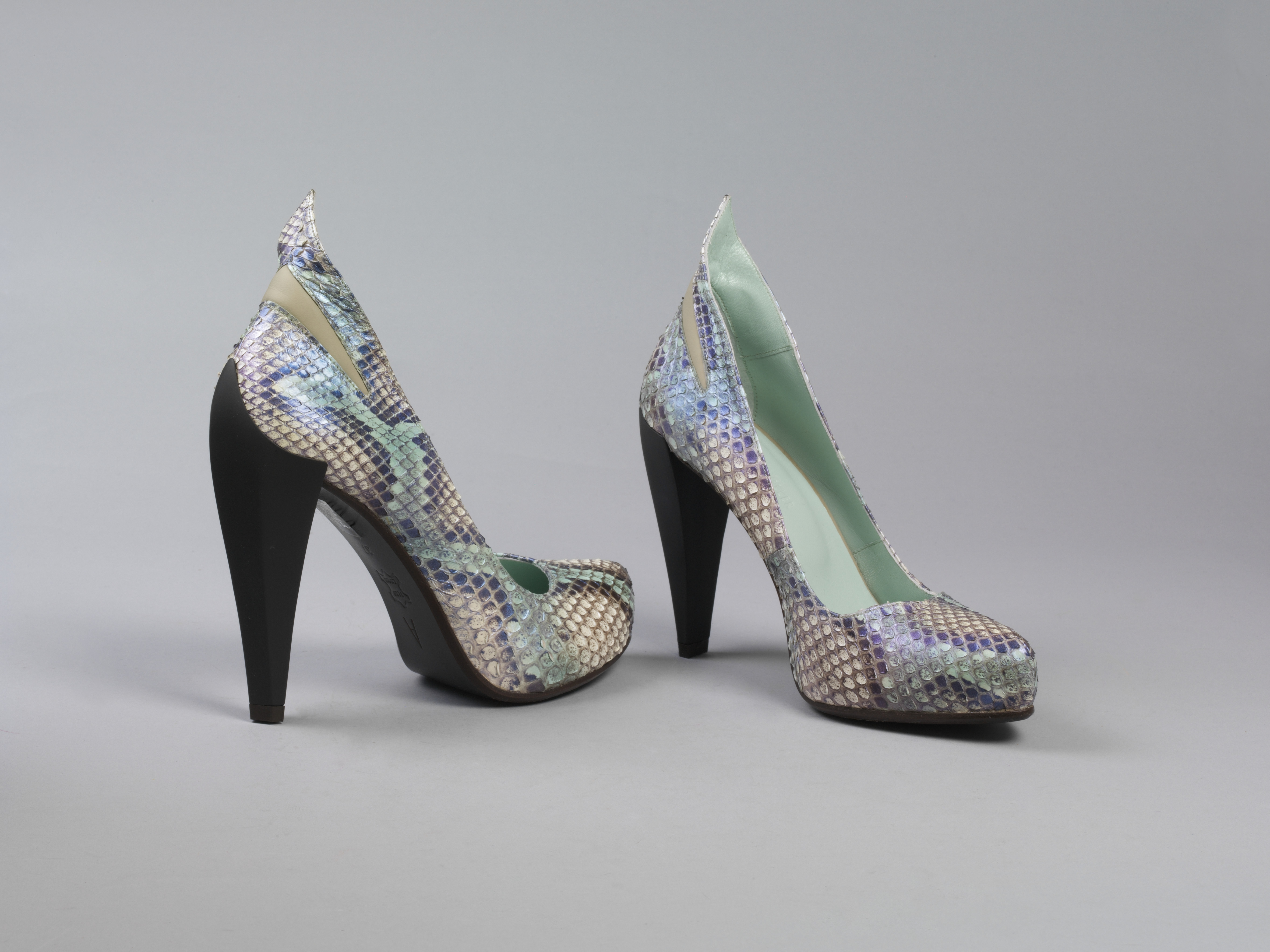 一双鞋,绿松石蛇皮高跟鞋,Spock A3, S / S 2010年亚特兰大韦勒,设计在英国,2010年在葡萄牙。